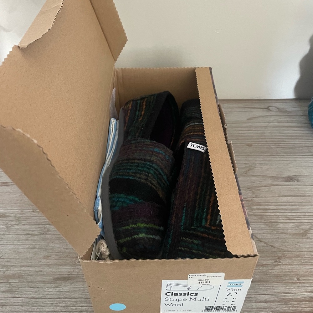TOMS - Picture 2 of 5